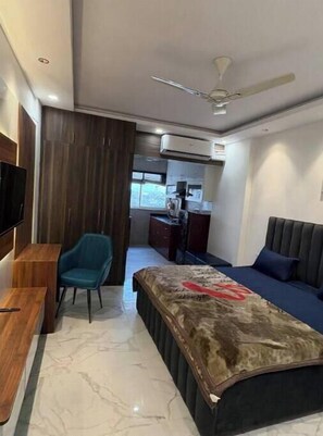1 habitación, tabla de planchar con plancha y ropa de cama 