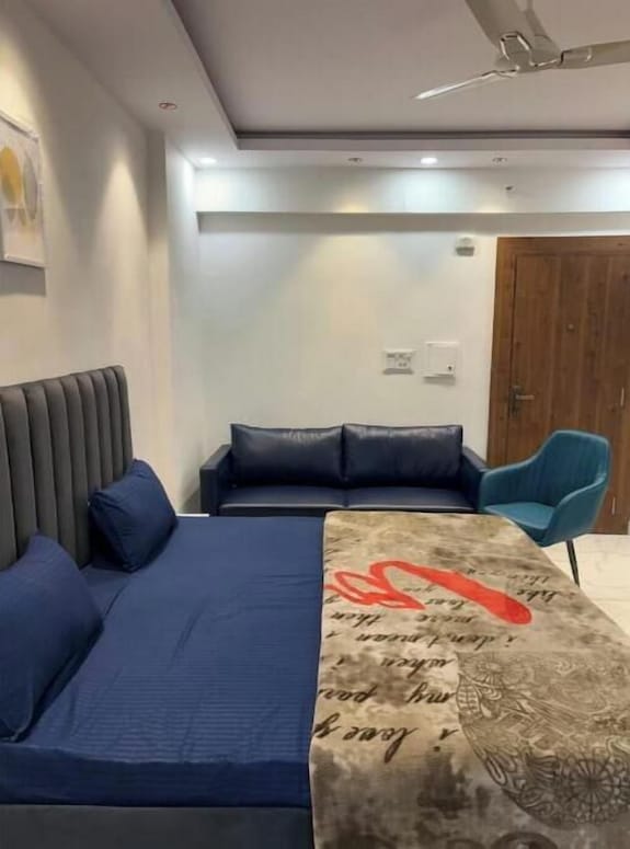 Cozy Studio Apt In Dlf Capital Greens West Delhi - Delhi