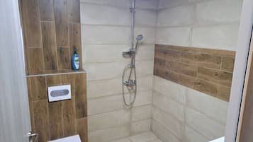 Dusche, Haartrockner, Handtücher, Toilettenpapier