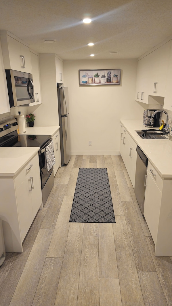 Mikrowelle, Ofen, Herdplatte, Geschirrspüler