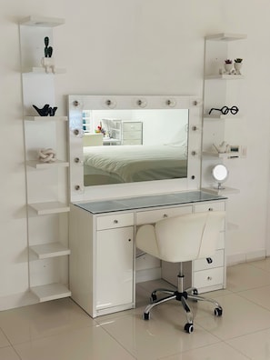 4 bedrooms, desk, iron/ironing board, free WiFi