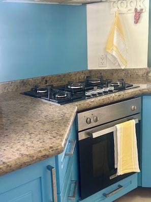 Réfrigérateur, un four, surface de cuisson, cafetière-théière