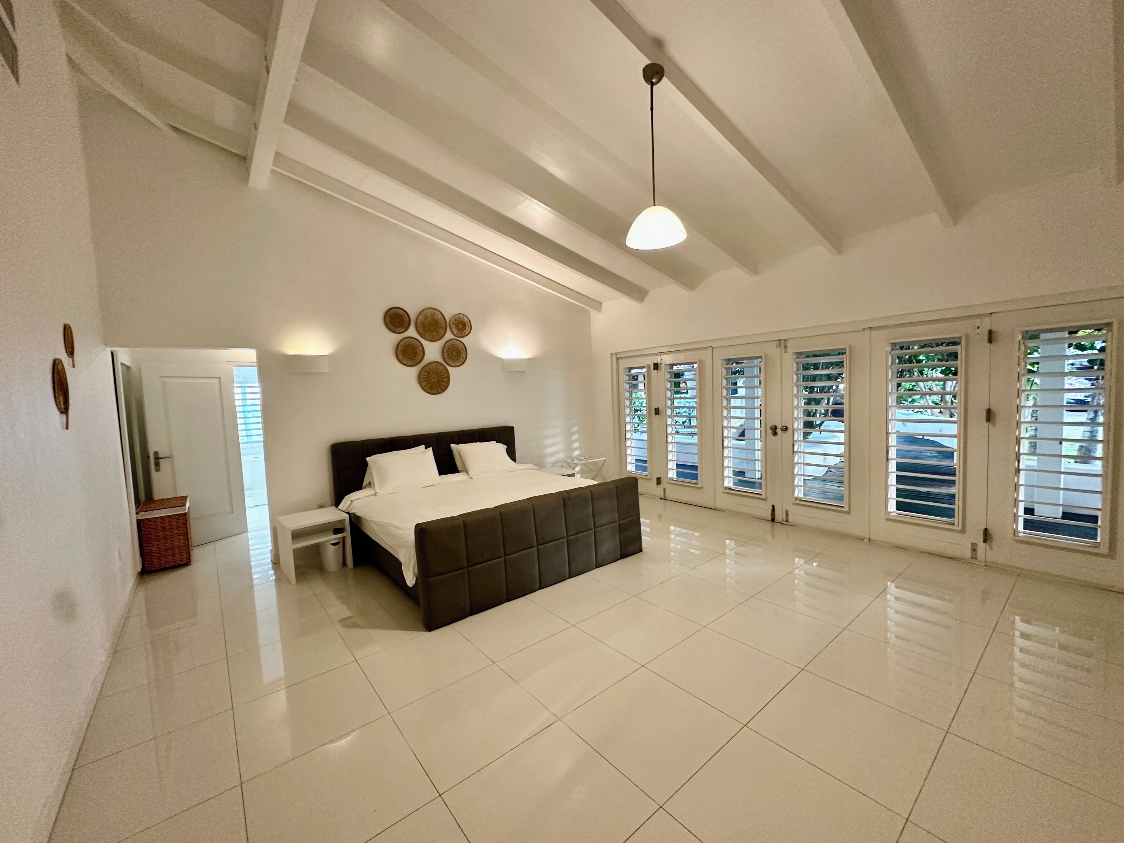 4 habitaciones, escritorio, tabla de planchar con plancha y wifi gratis 