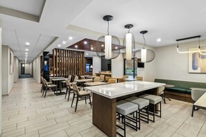 Tägliches inbegriffenes kontinentales Frühstück