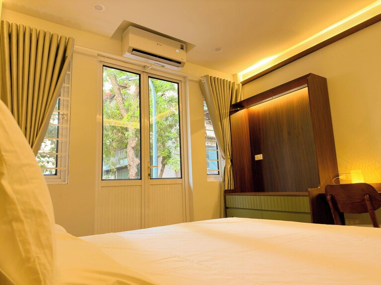 Central Old Quarter 2br | Street - Facing Room | Balcony | Bamboura Home - Hanoi