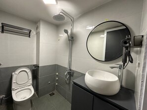 Haartrockner, Handtücher, Seife, Shampoo