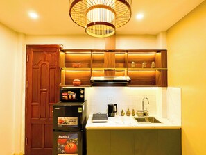 Een koelkast, een microgolfoven, een waterkoker