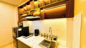 Geladeira, micro-ondas, chaleira elétrica