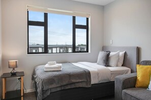 3 habitaciones, tabla de planchar con plancha, wifi y ropa de cama