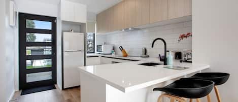 Réfrigérateur, four à micro-ondes, un four, surface de cuisson