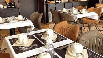 Petit déjeuner buffet (9.90 EUR par personne)