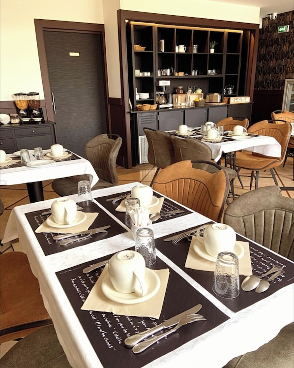 Daily buffet breakfast (EUR 9.90 per person)