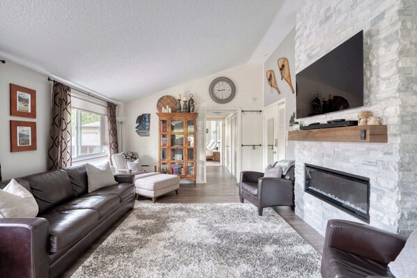 TV, fireplace, video games, offices - Fireplace • Golf • King Bed • Mt. Hood Getaway (Mount Hood Village)