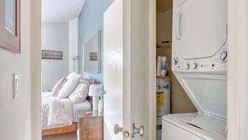 1 chambre, bureau, fer et planche Ă  repasser, lit parapluie