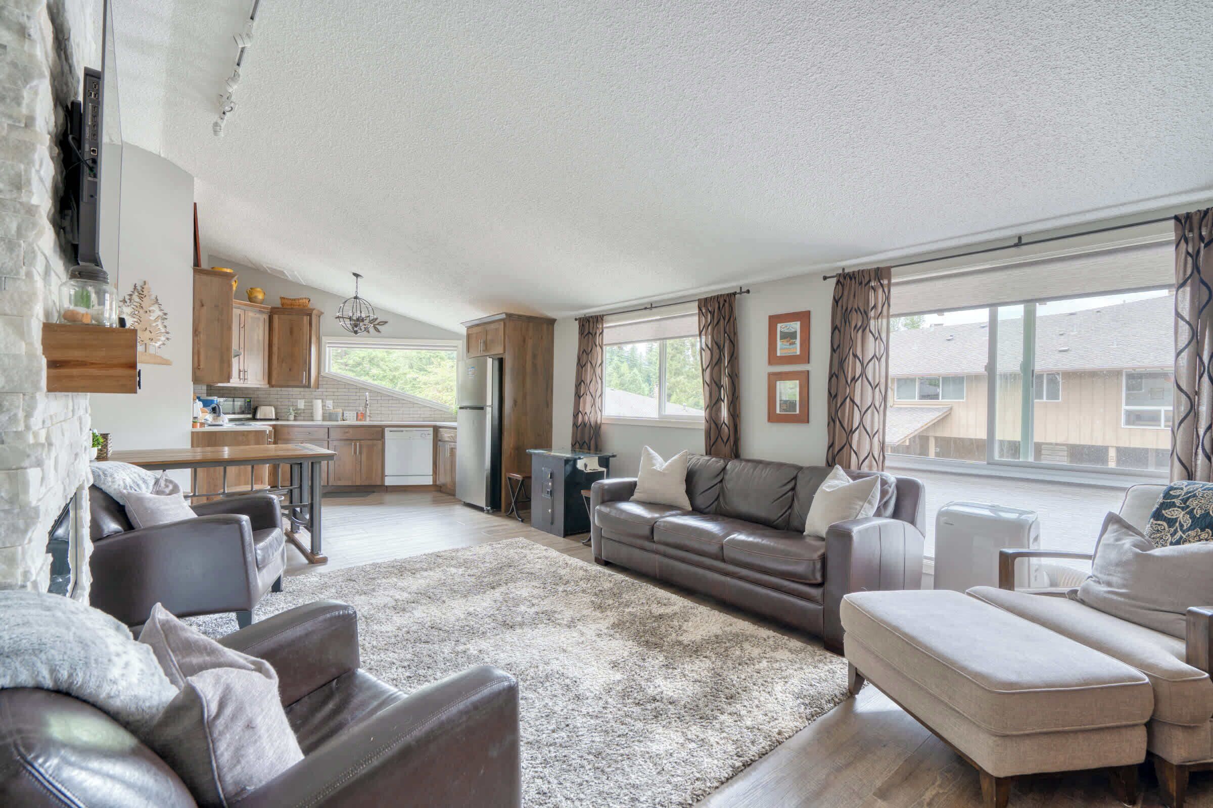 Televisio, takka, videopelejä, työhuone