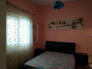 Iron/ironing board, WiFi, bed sheets
