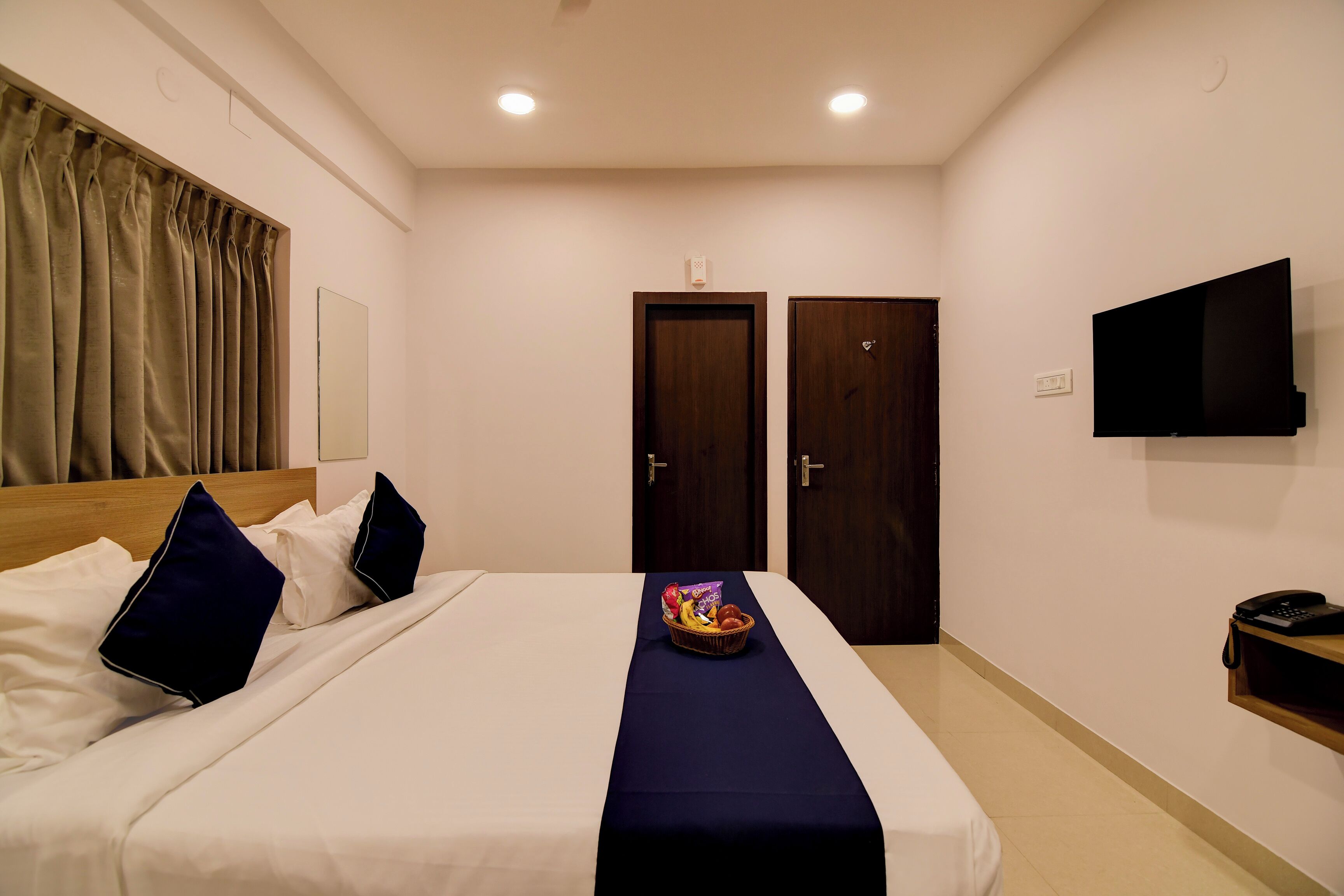 In-room safe, desk, iron/ironing board, free WiFi