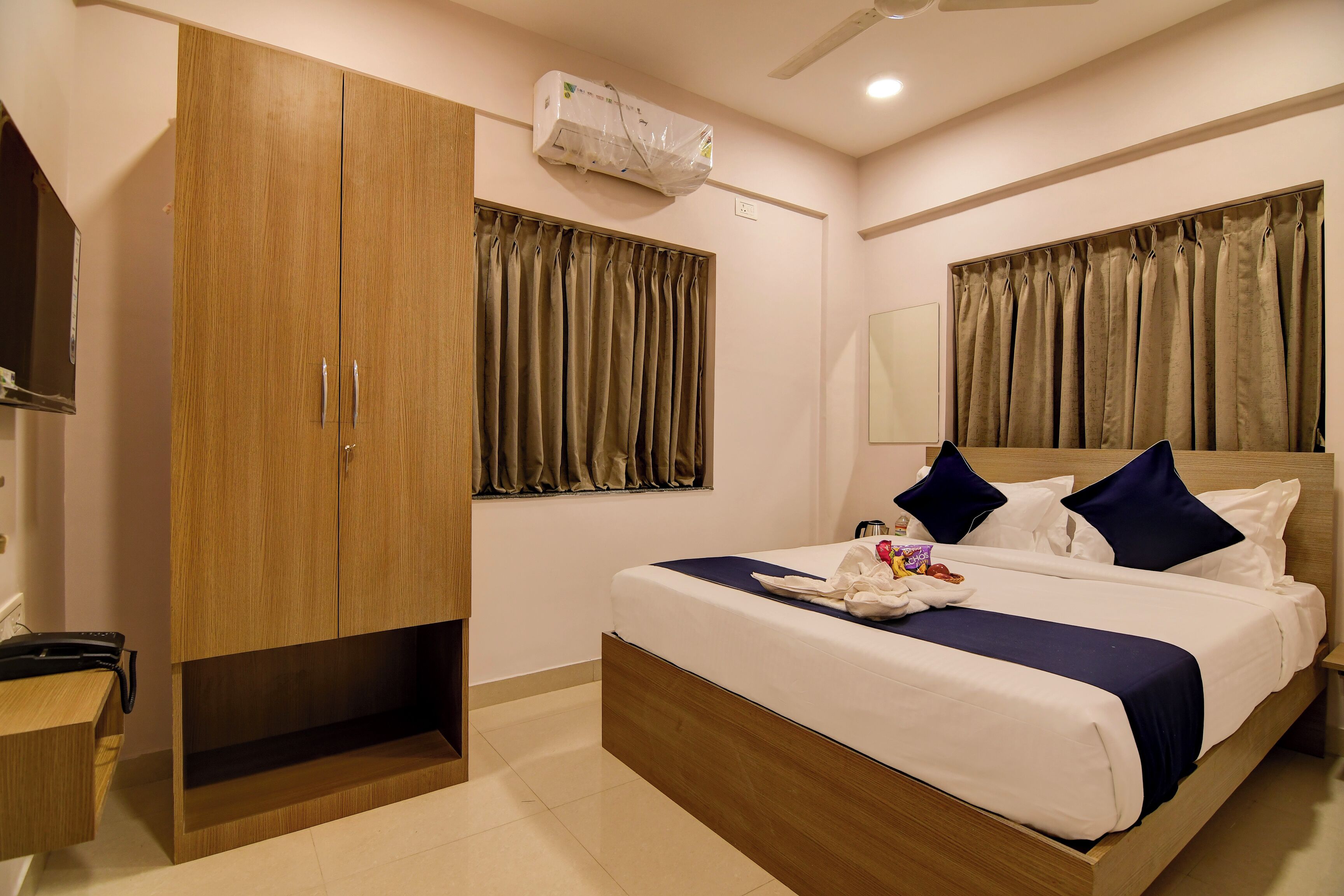 Safe på rommet, skrivebord, strykejern/-brett og wi-fi (inkludert)