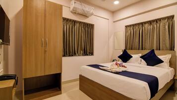 In-room safe, desk, iron/ironing board, free WiFi