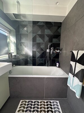 Ducha, secador de pelo, bidet, toallas