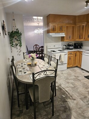 Four à micro-ondes, un four, surface de cuisson, lave-vaisselle