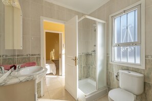 Dusche, Haartrockner, Handtücher