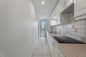 Frigorífico, microondas, horno y placa de cocina