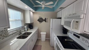 Een koelkast, een koffiezetapparaat/waterkoker