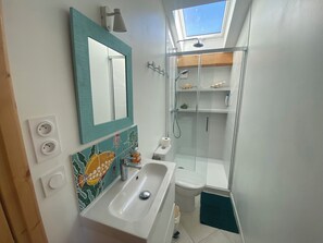 Shower, hair dryer, towels, soap - Lou Paradou, large village house, close to beaches (Le Pradet)