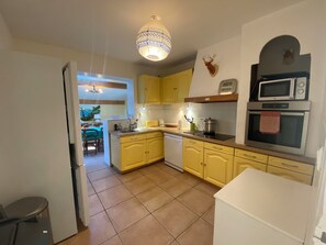 Mikrovågsugn, ugn, spishäll och diskmaskin