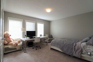 4 bedrooms, WiFi, bed sheets - Executive Home Away From Home (Bowmanville)