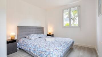 4 bedrooms, iron/ironing board, bed sheets