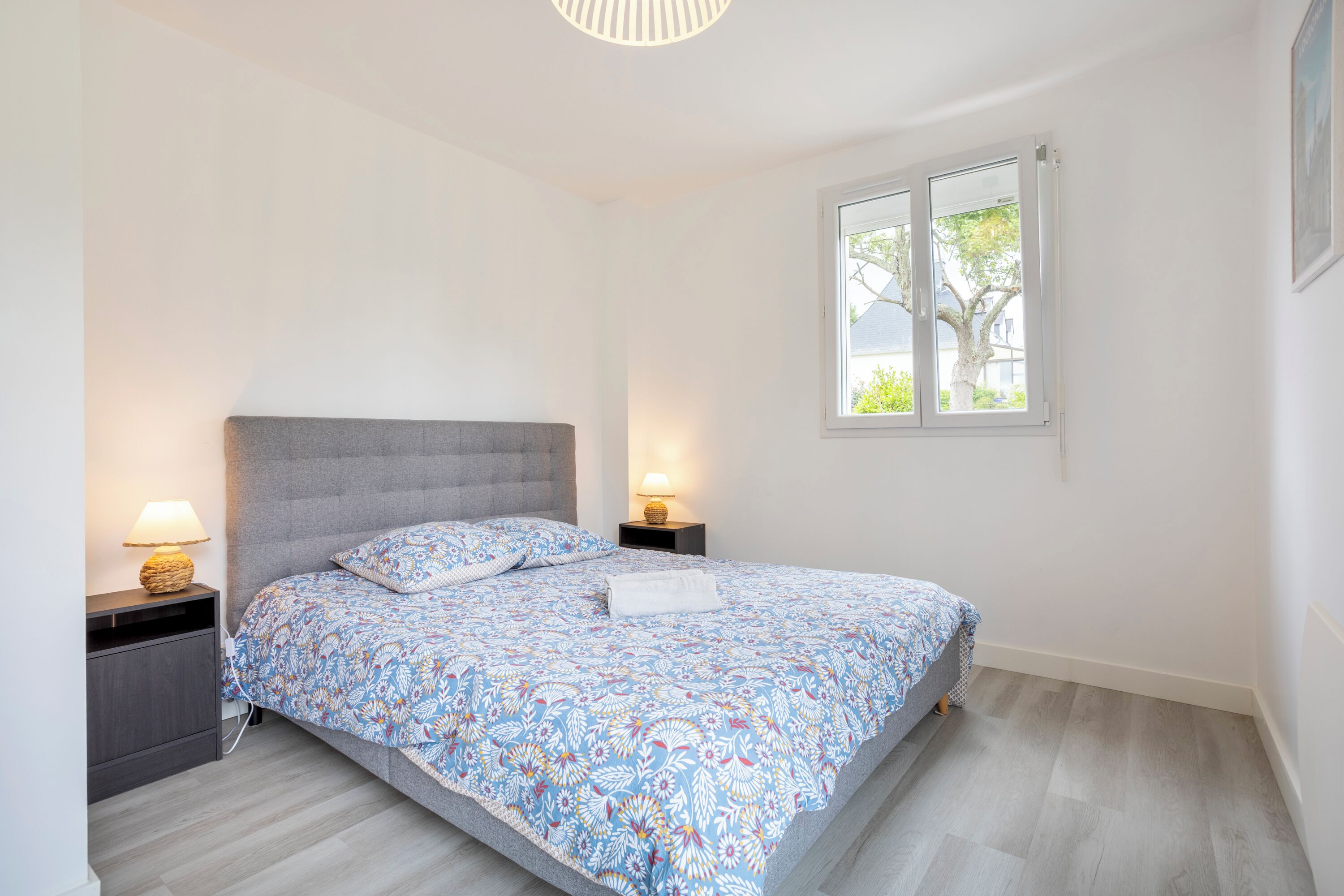 4 habitaciones, tabla de planchar con plancha y ropa de cama 