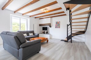 Téléviseur, table de ping-pong