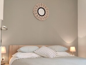 Iron/ironing board, WiFi, bed sheets