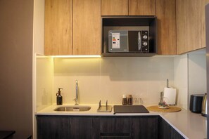 Kühlschrank, Mikrowelle, Ofen, Herdplatte