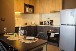 Wasserkocher mit Kaffee-/Teezubehör, Kühlschrank, Mikrowelle, Ofen