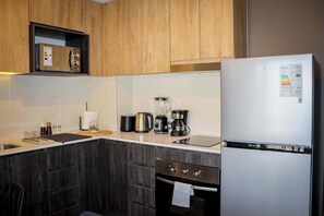 Køleskab, mikrobølgeovn, ovn, kogeplade