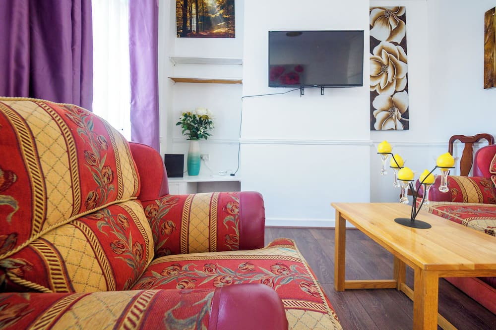 12 Cornwallis Lodge Family Room 1 - Blore