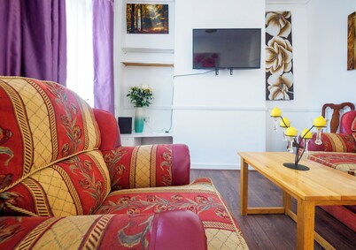 12 Cornwallis Lodge Family Room 1