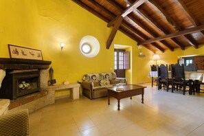 TV, fireplace - Holiday Home 'Amarela' with Mountain View, Shared Pool and Wi-Fi (Meca)