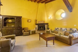 TV, fireplace - Holiday Home 'Amarela' with Mountain View, Shared Pool and Wi-Fi (Meca)