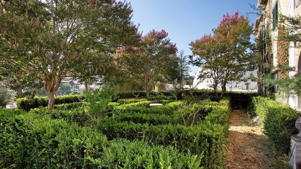 A landscaped garden with hedges, trees, and a pathway. - Holiday Home 'Amarela' with Mountain View, Shared Pool and Wi-Fi (Meca)