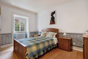 5 bedrooms, WiFi, bed sheets