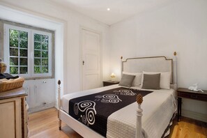 5 bedrooms, WiFi, bed sheets