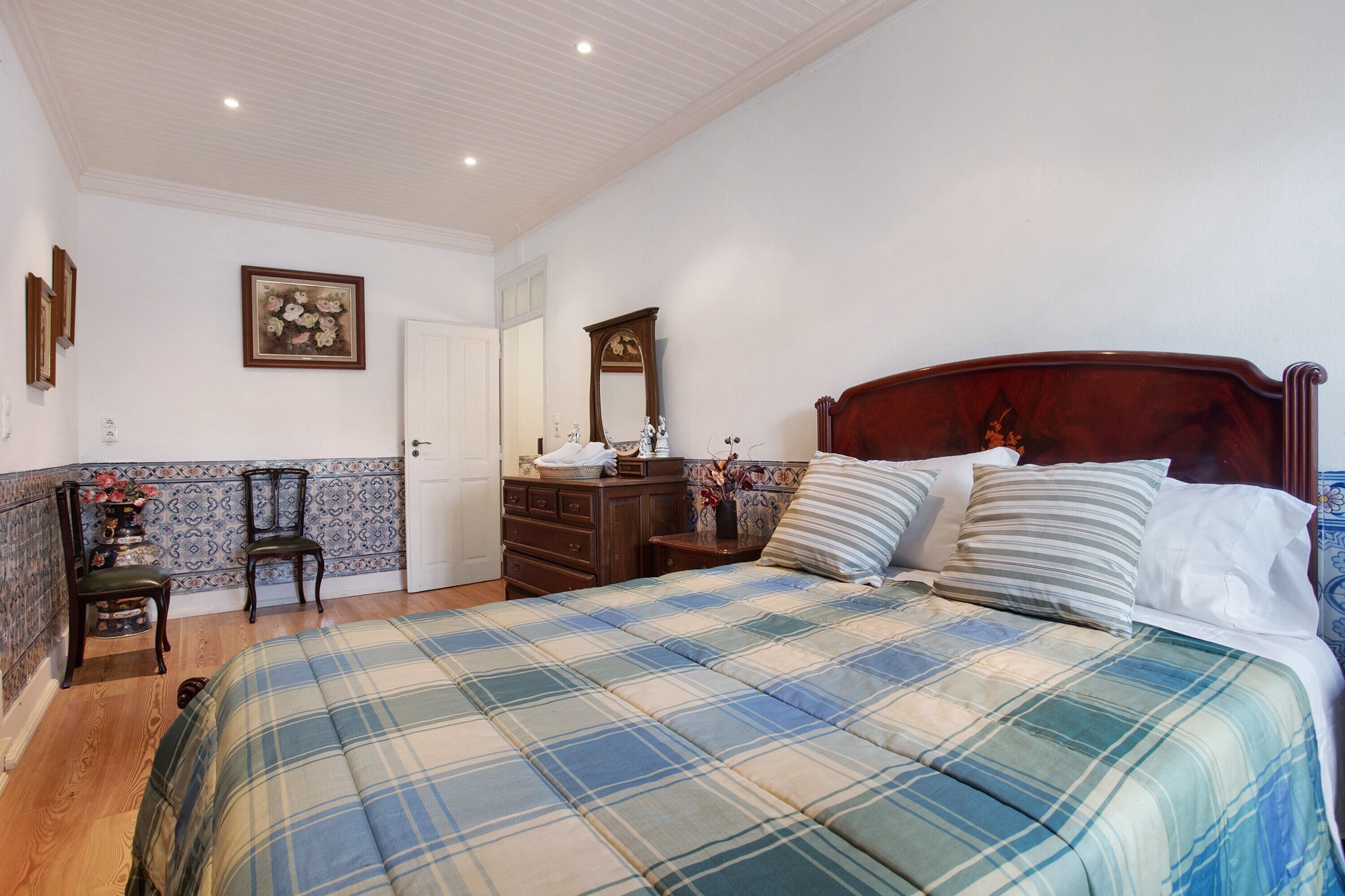 5 bedrooms, WiFi, bed sheets