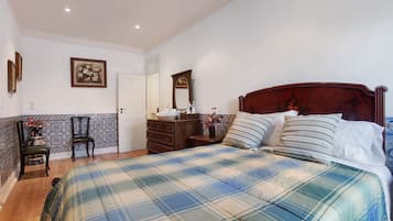 5 bedrooms, WiFi, bed sheets