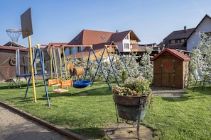 Children's area - Apartment 'Panoramablick' with Mountain View, Shared Terrace and Wi-Fi (Haslach im Kinzigtal)