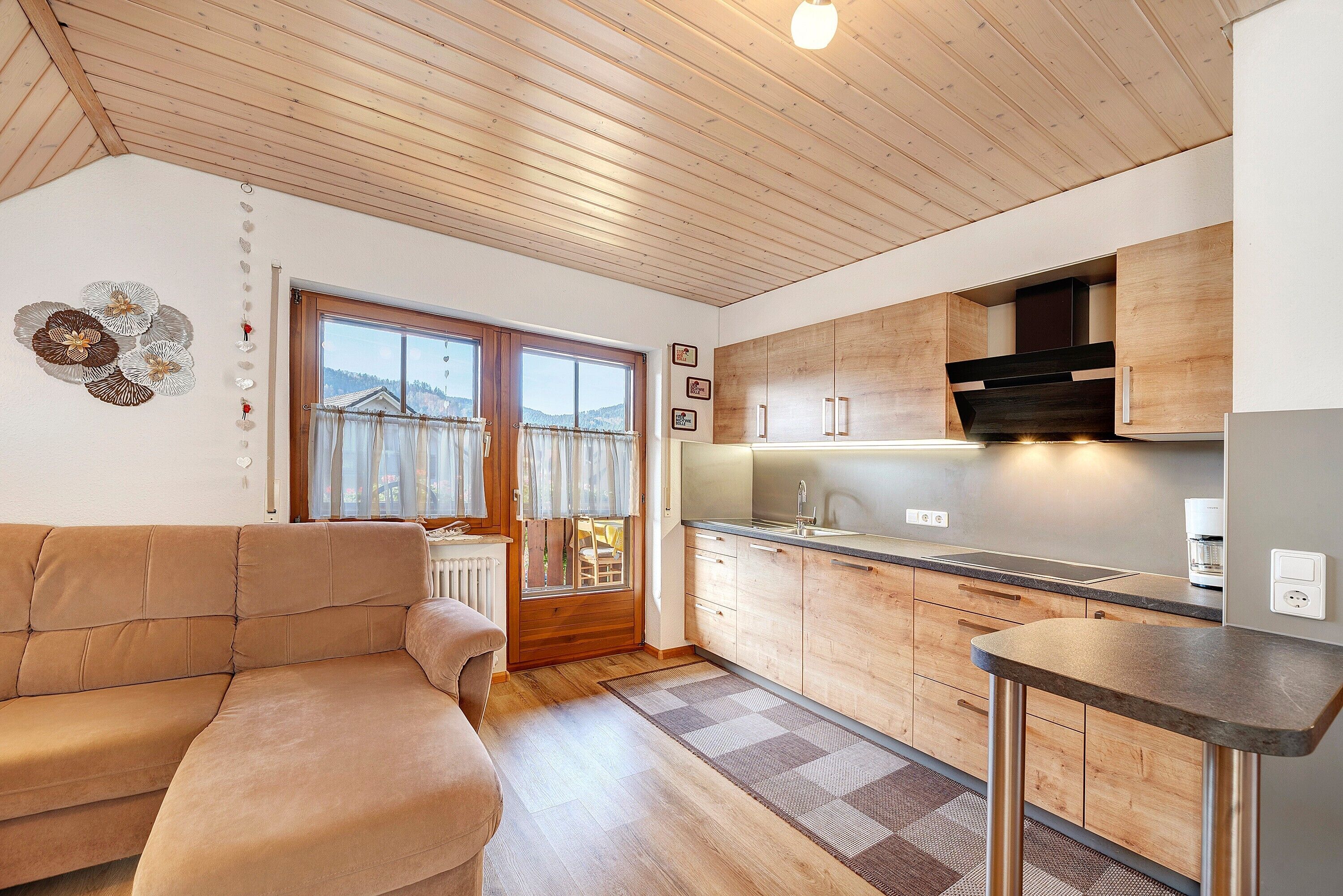 Fernseher, Tischtennisplatte, Stereoanlage