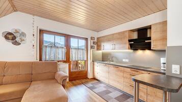 Fernseher, Tischtennisplatte, Stereoanlage